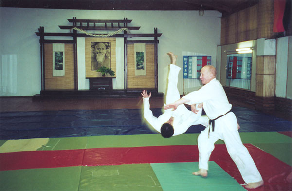 Сэнсэй А.М. Макашев выполняет технику Айкидо Есинкан в додзе Ленкай (1996г)